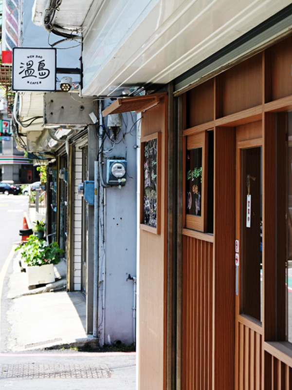 在新竹市區的熱鬧街道上，人們穿梭於各式各樣的商店和店鋪之間，享受著城市的生活節奏